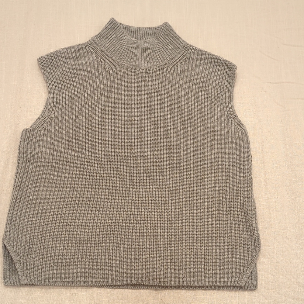 Abercrombie & Fitch Gray Sleeveless Knit Top